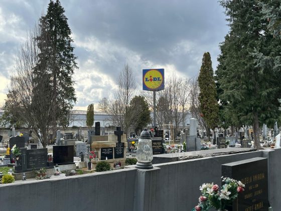 Bratislavský cintorín a reklamný banner Lidl