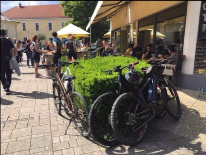 Parkovanie bicyklov v zeleni na pešej zóne