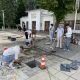 Študenti gymnázia čistia okolie Skákajúcej fontány