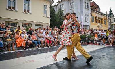Pár tancuje tango na pešej zóne v Piešťanoch