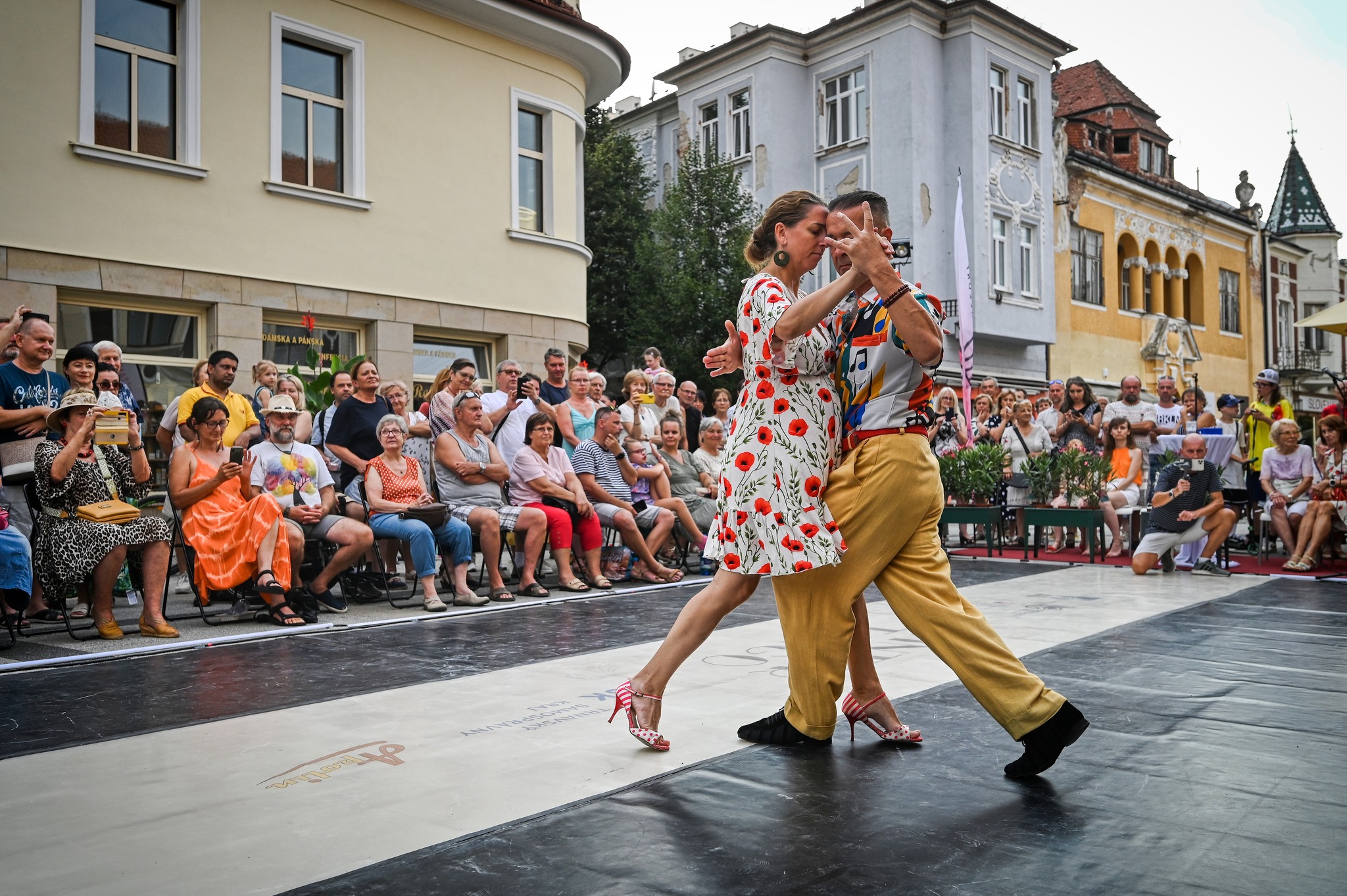 Pár tancuje tango na pešej zóne v Piešťanoch