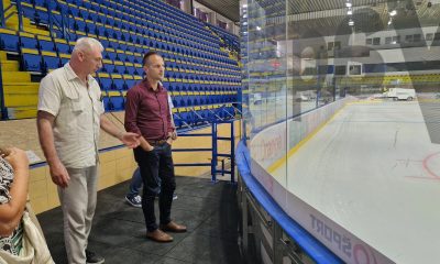 Primátor Peter Jančovič pri prehliadke rekonštrukcie zimného štadióna