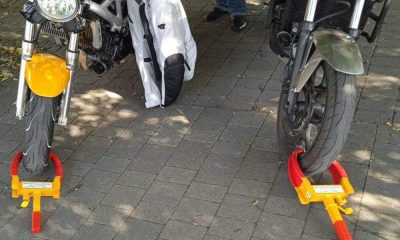 Motorky s nasadenými blokovacími zariadeniami na kolesách - papučami