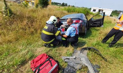 Záchranári pomáhajú mužovi po nehode dvoch áut v bananskej Curva Grande