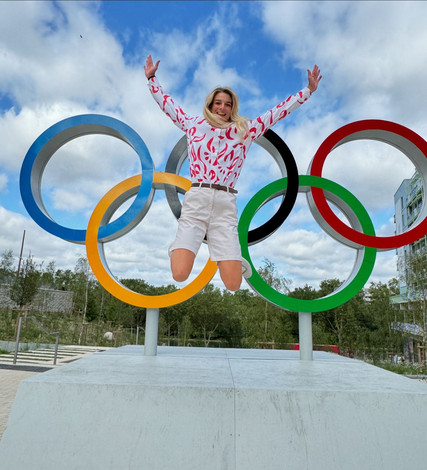 Eliška Mintálová pózuje pred olympijskými kruhmi