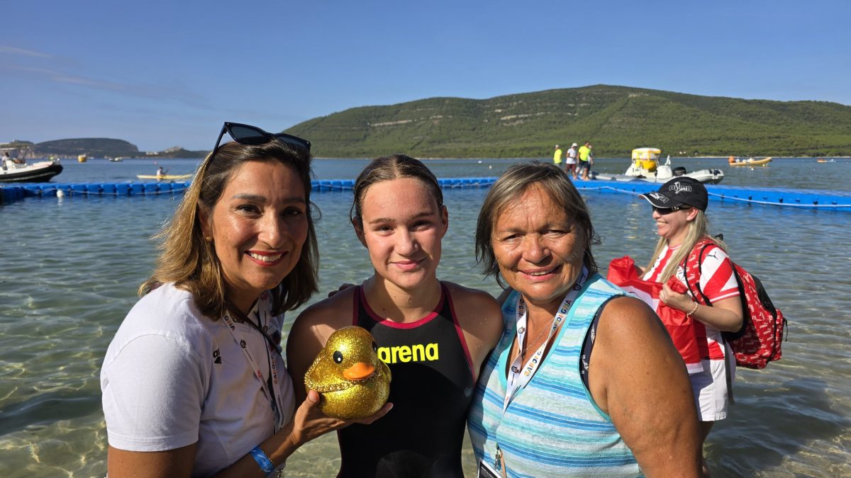 Šťastná Karolina po doplávaní s mamou Martinou Moravcovou a starou mamou Darinou Moravcovou