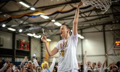 Basketbalistka Anna Jurčenková strihá sieťku po zisku slovenského majstrovského titulu s Piešťanskými Čajkami