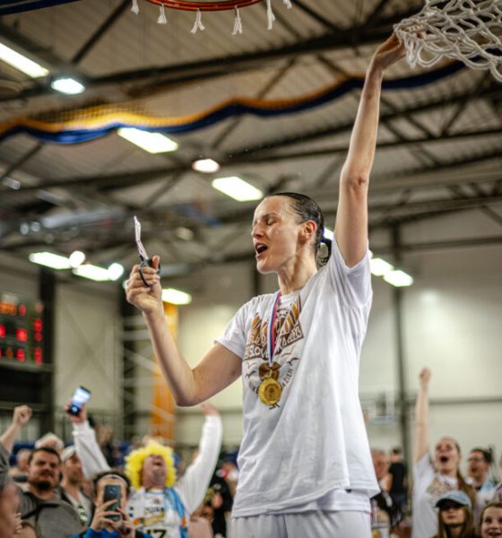 Basketbalistka Anna Jurčenková strihá sieťku po zisku slovenského majstrovského titulu s Piešťanskými Čajkami