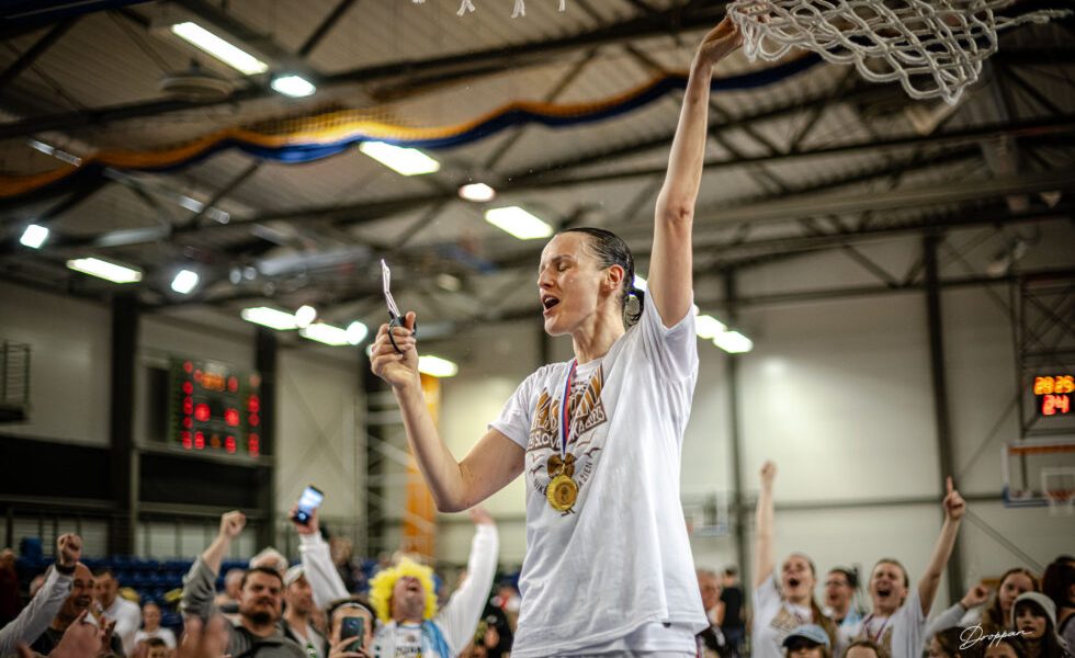 Basketbalistka Anna Jurčenková strihá sieťku po zisku slovenského majstrovského titulu s Piešťanskými Čajkami