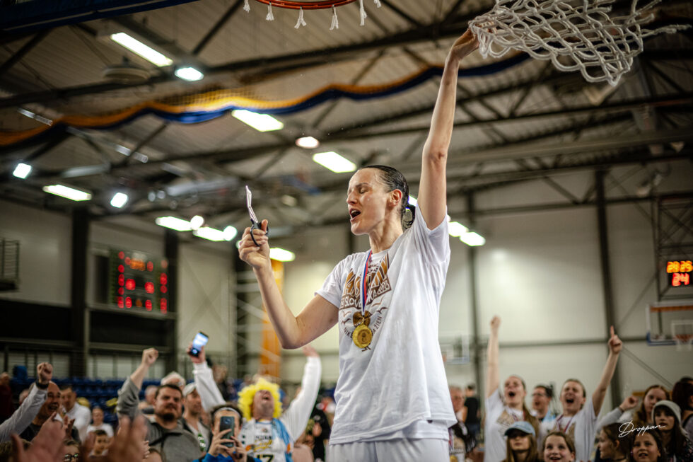 Basketbalistka Anna Jurčenková strihá sieťku po zisku slovenského majstrovského titulu s Piešťanskými Čajkami