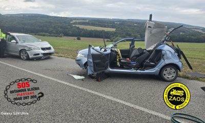 Nehoda pri obci Krajné. Fiat Punto skončil na streche Škody Octavia