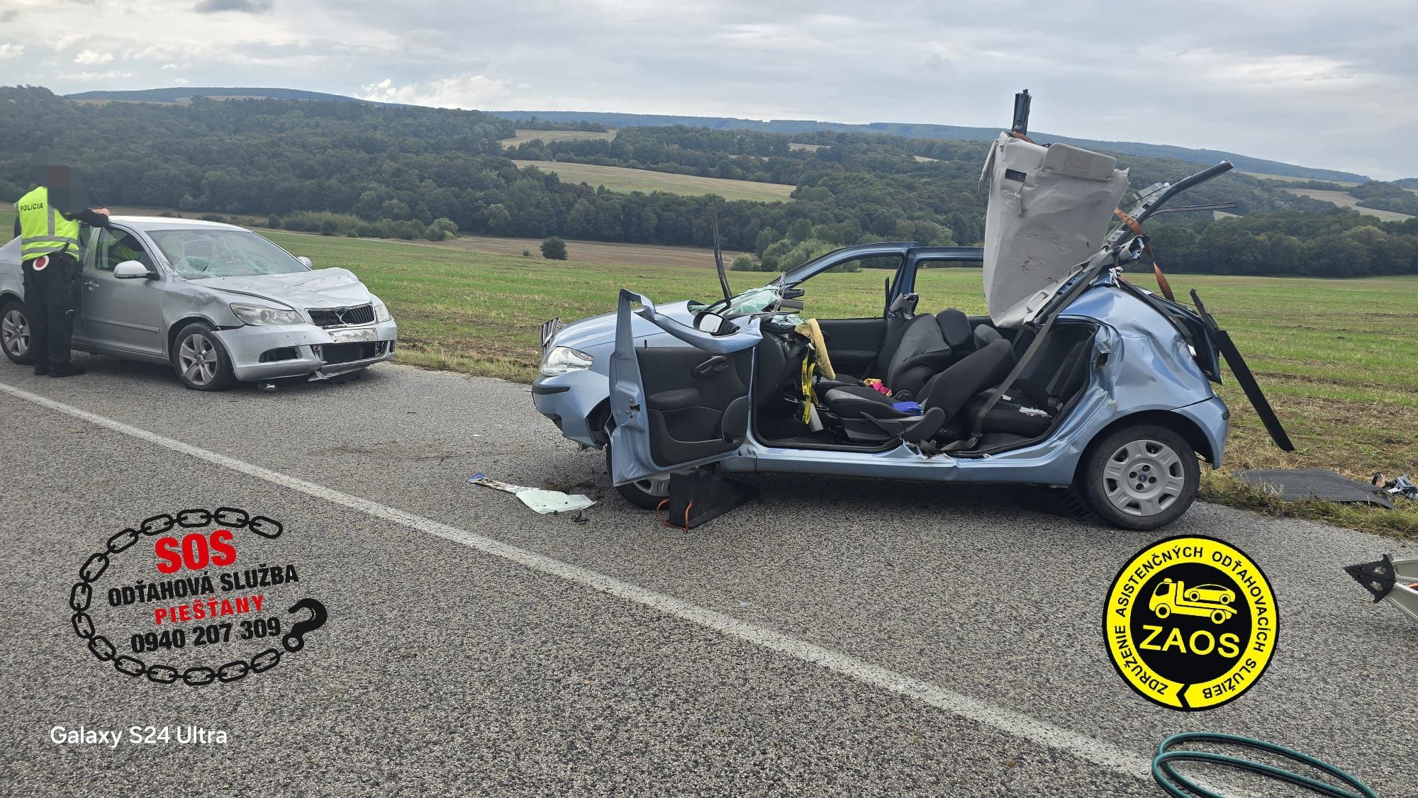 Nehoda pri obci Krajné. Fiat Punto skončil na streche Škody Octavia