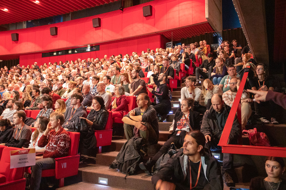 Preplnená kinosála Domu umenia počas MFF Cinematik 2024