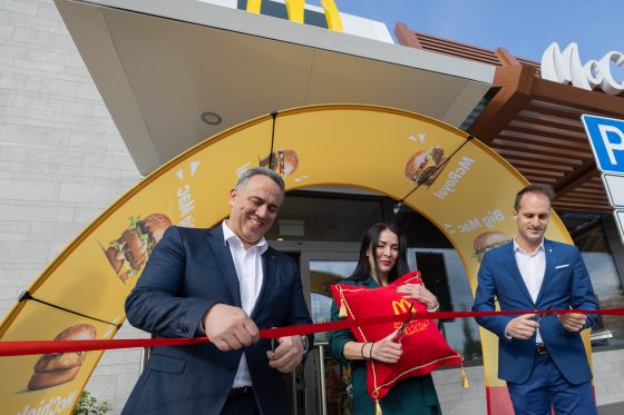 Otvorenie McDonald’s v Piešťanoch - pásku strihal aj primátor Peter Jančovič (vpravo)