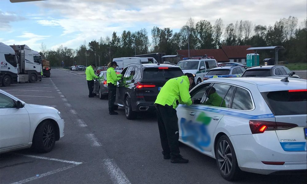 Policajti kontrolujú autá na diaľnici D1 na odpočívadle Hrádok