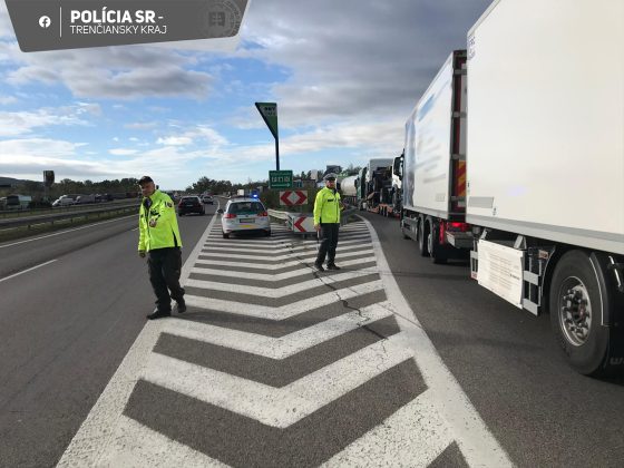 Policajti kontrolujú nákladné vozidlá a kamióny na D1