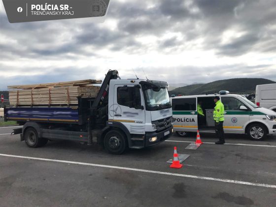 Polícia kontroluje nákladné auto na diaľnici D1 na odpočívadle Hrádok