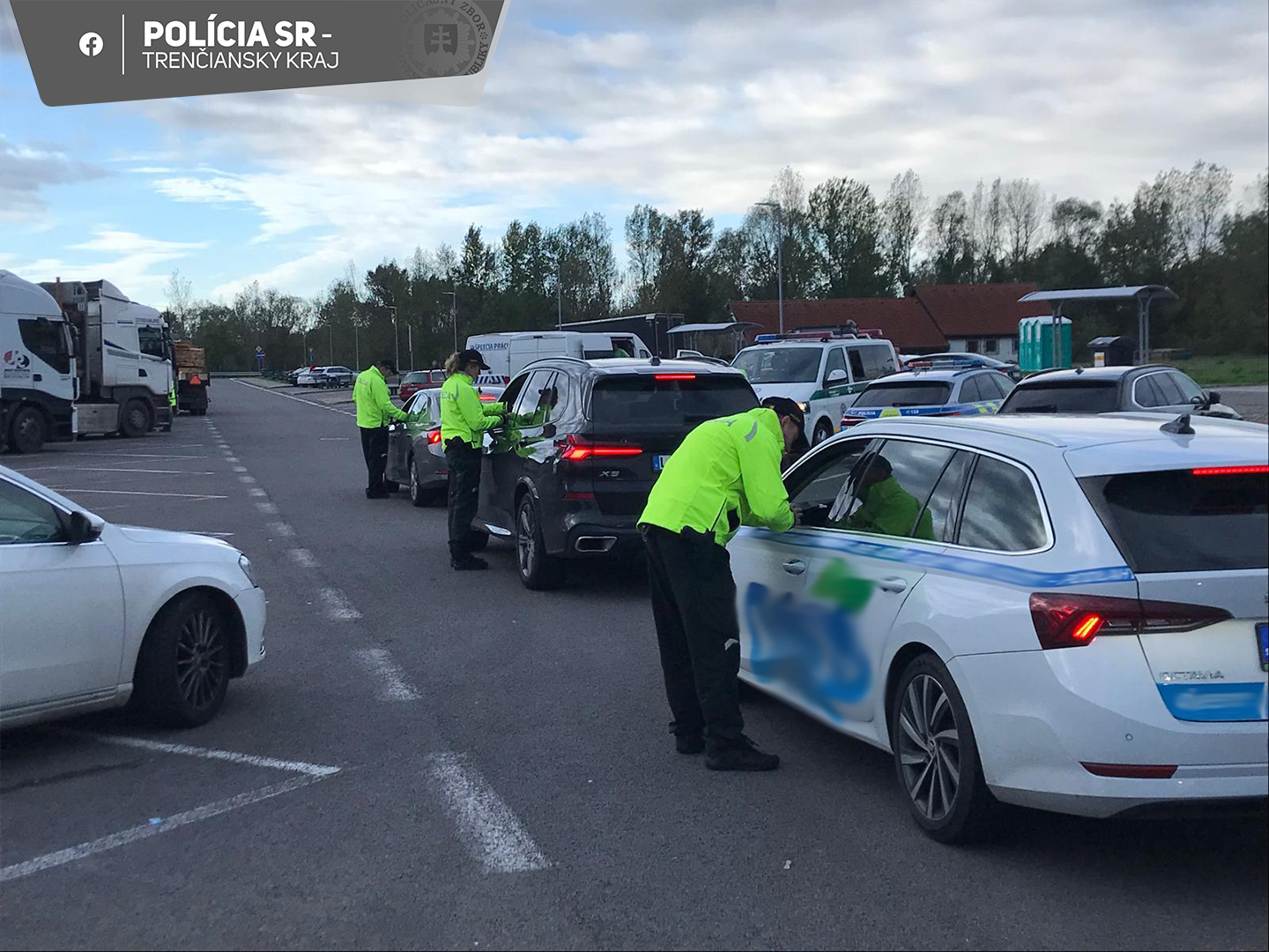 Policajti kontrolujú autá na diaľnici D1 na odpočívadle Hrádok