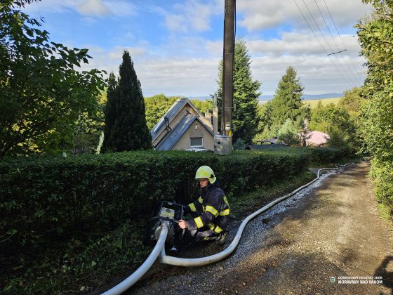 Cvičenie likvidácie požiaru rekreačného zariadenia v lesnom teréne doprava vody z vodnej nádrže Striebornica