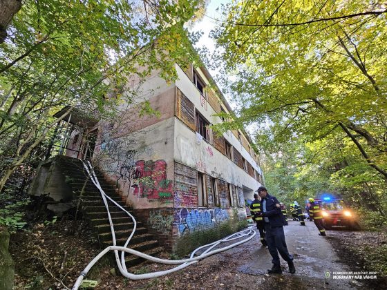 Cvičenie likvidácie požiaru rekreačného zariadenia v lesnom teréne