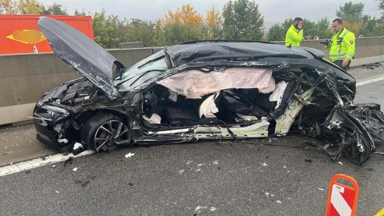 Rozbité auto Škoda Superb pri nehode na diaľnici medzi Trnavou a Piešťanmi