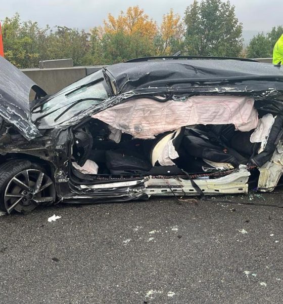 Rozbité auto Škoda Superb pri nehode na diaľnici medzi Trnavou a Piešťanmi