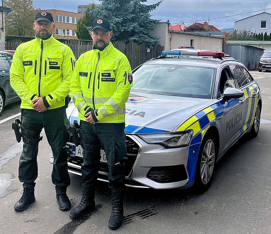 Policajti z Trenčína, ktorí pomohli zachrániť zranených vodičov pri nehode na D1 neďaleko Hlohovca