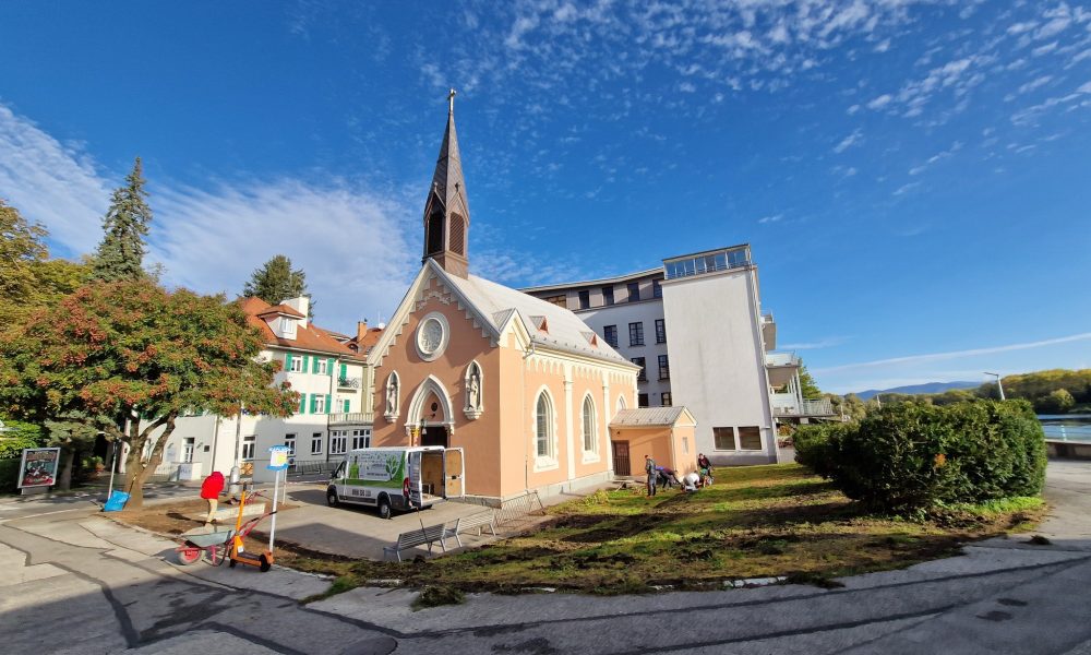 Priestor pred Kúpeľnou kaplnkou pri Kolonádovom moste po začiatku revitalizačných prác na zeleni