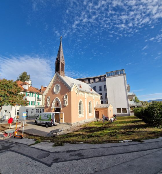 Priestor pred Kúpeľnou kaplnkou pri Kolonádovom moste po začiatku revitalizačných prác na zeleni