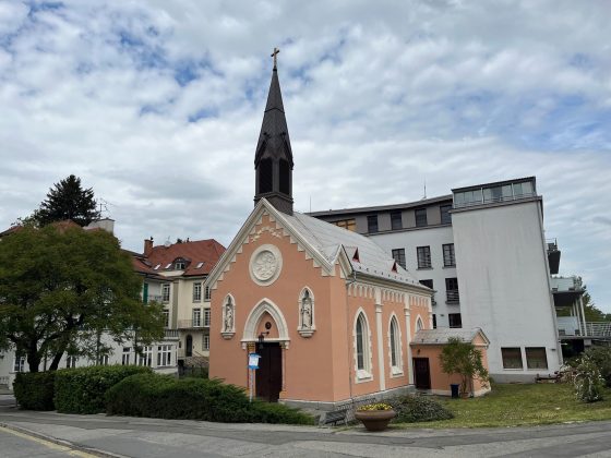 Priestor pred Kúpeľnou kaplnkou pri Kolonádovom moste pred začiatkom revitalizačných prác na zeleni