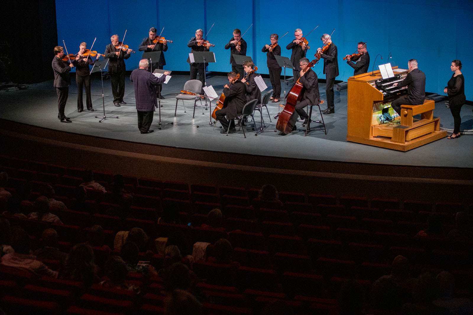 Slovenský komorný orchester pod vedením Ewalda Danela a organista Daniel Gabčo