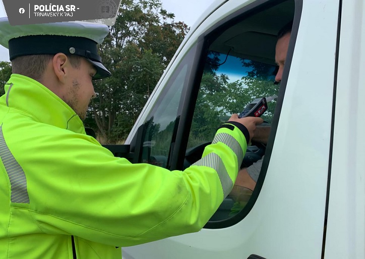 Polícia kontrola požitia alkoholu