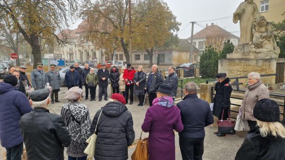 Ľudia pred Pomníkom obetiam prvej svetovej vojny v Piešťanoch pri príležitosti spomienky na koniec 1. svetovej vojny