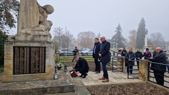 Primátor Peter Jančovič, viceprimátor Ján Krupa a prednosta Martin Svorad pred Pomníkom obetiam prvej svetovej vojny v Piešťanoch pri príležitosti spomienky na koniec 1. svetovej vojny