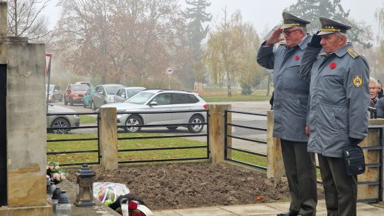 Vojaci salutujú pred Pomníkom obetiam prvej svetovej vojny v Piešťanoch pri príležitosti pri spomienky na koniec 1. svetovej vojny