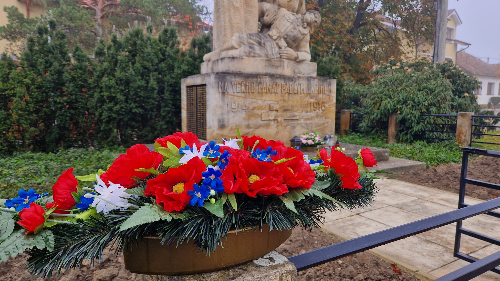 Spomienka koniec 1. svetovej vojny - červené maky pred Pomníkom obetiam prvej svetovej vojny v Piešťanoch