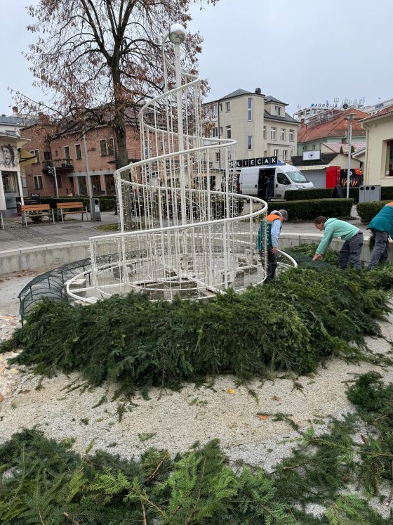 Realizácia adventnej výzdoby na pešej zóne v Piešťanoch