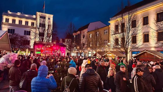 Piešťanské Vianočné trhy 2024 otvorenie - dav na Námestí slobody