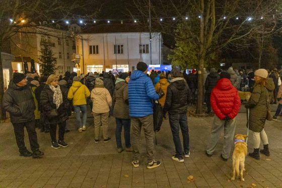 Míting na Námestí slobody v Piešťanoch 17. novembra 2024 pri príležitosti 35. výročia Nežnej revolúcie