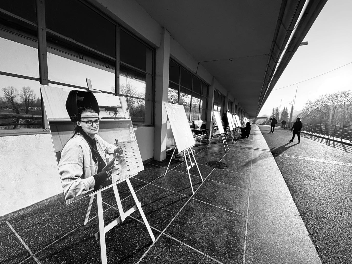 Výstava fotografií zamestnancov spoločnosti Ekom z Piešťan na Kolonádovom moste. Autorom portrétov je Igor Šaffo