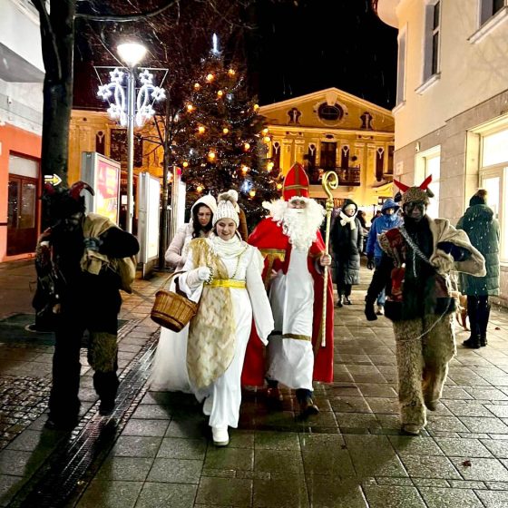 Mikuláš, anjel a čerti prichádzajú na Námestie slobody 6.12.2024