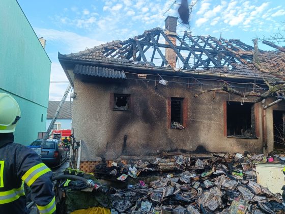 Požiar rodinného domu Trebatice - ohorený materiál, ktorý hasiči vypratali s pod strechy