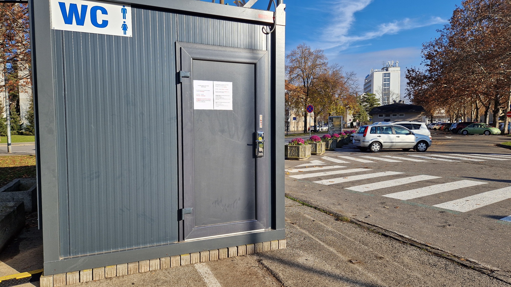 Toaletný WC Kontajner parkovisko trhovisko Nálepkova