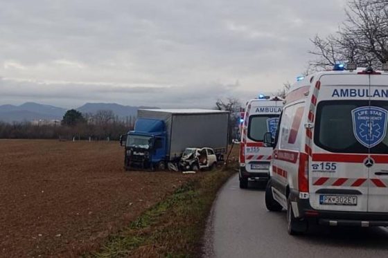 Nehoda osobného a nákladného auta medzi Starou Turou a Novým Mestom nad Váhom - žena v osobnom aute žiaľ náraz neprežila