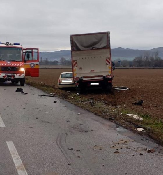 Nehoda osobného a nákladného auta medzi Starou Turou a Novým Mestom nad Váhom