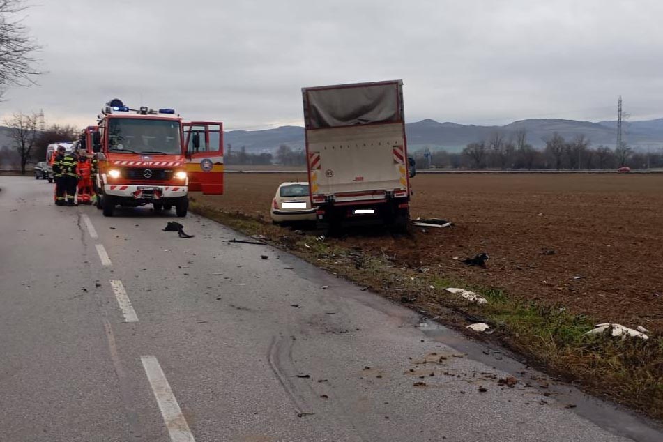 Nehoda osobného a nákladného auta medzi Starou Turou a Novým Mestom nad Váhom