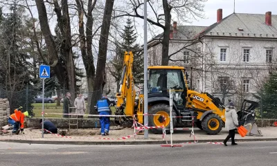 Pracovníci TAVOS odstraňujú poruchu na vodovodnom potrubí na Teplickej ulici v Piešťanoch.